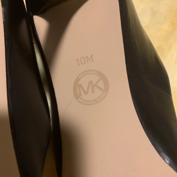 Michael Kors two toned gray and black pumps - Picture 5 of 6